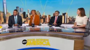 Chemise Burberry à motif monogramme portée par Robin Roberts telle que vue dans Good Morning America le 26 novembre 2025