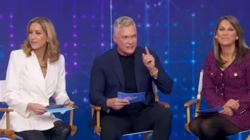 Simkhai Izzie, americana de sarga plisada y plisada de lana de doble cruzamento y mezcla llevada por Lara Spencer, tal como se ve en Good Morning America el 26 de noviembre de 2025