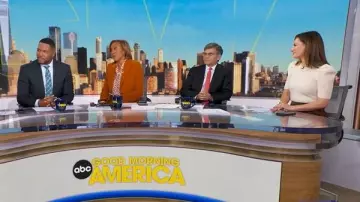 Pull cachemire aqua cachemire à manches bouffantes avec col en dentelle amovible porté par Rebecca Jarvis, tel que vu dans Good Morning America le 26 novembre 2025