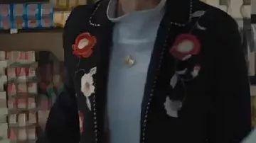 Chaqueta floral que lleva Suz (Suranne Jones) en la serie de televisión Film Club 2025