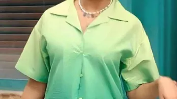 Camisa de pedrería que lleva Izzy (Madison Bailey) en la película Mantenimiento necesario 2025