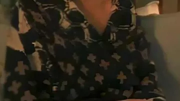 Cardigan imprimé porté par Charlie (Madelaine Petsch) dans Film Maintenance Required 2025