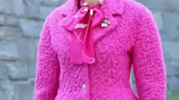 Manteau rose porté par Elsbeth Tascioni (Carrie Preston) dans la série télévisée Elsbeth (S03)