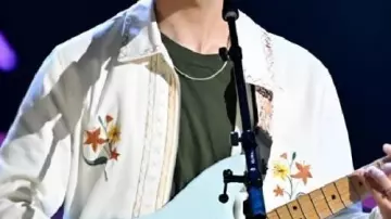 Chaqueta blanca que lleva Alex Brown en The Voice S28