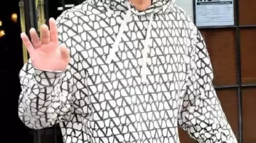 Sudadera negra llevada por John Legend en The Voice