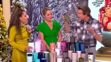 Vestido Midi de Satén Recogido y Drappeado de Simkhai Odessa, llevado por Sunny Hostin, tal como se ve en The View el 26 de noviembre de 2025