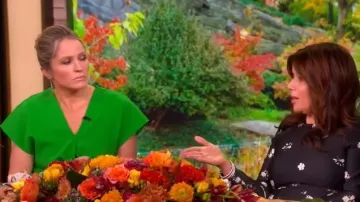 Robe Jackie Jackie à torsades jusqu’aux genoux de Prabal Gurung portée par Sara Haines telle que vue dans The View le 26 novembre 2025