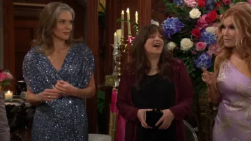 Vestido de mangas drapeadas de lentejuelas y escote en V en azul pizarra de Mac Duggal llevado por Diane Jenkins (Susan Walters), tal como se ve en The Young and the Restless el 20 de noviembre de 2025