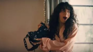 Sac à bandoulière en cuir noir Balenciaga Le Cagole porté par Tallulah (Odessa A’zion) tel que vu dans I Love LA (S01E04)