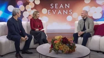 Chaqueta bomber de ante Tom Ford llevada por Sean Evans como se ve en Today with Jenna & Friends el 26 de noviembre de 2025