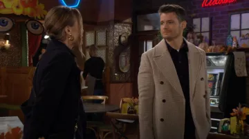 Manteau Reiss Bergamoo en carreaux d’avoine porté par Kyle Abbott (Michael Mealor) tel que vu dans The Young and the Restless le 24 novembre 2025