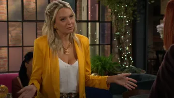 Collier Jacquemus Le Chiquita en tons dorés martelés porté par Abby Newman (Melissa Ordway) tel que vu dans Les Jeunes et les Agités le 25 novembre 2025