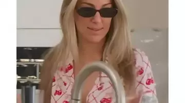 Alex Hall vend le short à imprimé cerise OC S04 porté par (Alex Hall) dans Selling The OC (S03)