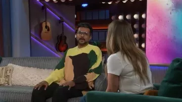 Homme Plisse Issey Miyake Agate Knit Sweater porté par Utkarsh Ambudkar tel que vu dans The Kelly Clarkson Show le 18 novembre 2025