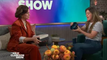 Veston en coton double boutonnage Zadig et Voltaire porté par Marcia Gay Harden, tel que vu dans The Kelly Clarkson Show le 20 novembre 2025