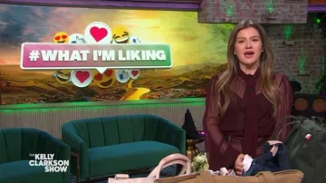 Haut Retrofete Halsi porté par Kelly Clarkson tel que vu dans The Kelly Clarkson Show le 21 novembre 2025