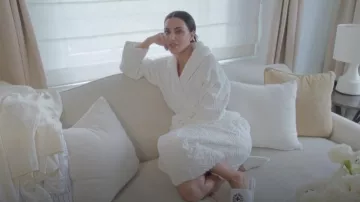 Zapatillas con el logo blanco y negro de Herradura con corazones cromados que lleva Kim Kardashian, tal como se ve en The Kardashians (S07E06)