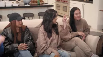 Haut à col à carreaux Munthe porté par Kourtney Kardashian tel que vu dans The Kardashians (S07E06)