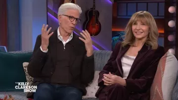 Blazer en velours de coton Reiss Elia porté par Mary Steenburgen tel que vu dans The Kelly Clarkson Show le 25 novembre 2025