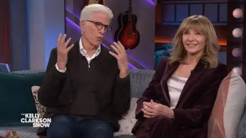 Blazer en velours de coton Reiss Elia porté par Mary Steenburgen tel que vu dans The Kelly Clarkson Show le 25 novembre 2025
