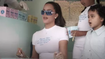 Christian Dior Alek R8Y par Galliano Or blanc Swarovski Crystal Blue Lunettes portées par Khloé Kardashian telles que vues dans The Kardashians (S07E06)