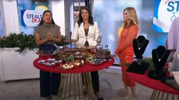 Falda Midi de LaQuan Smith con encaje superpuesto y lentejuelas llevada por Jill Martin, tal como se ve en Today, el 27 de noviembre de 2025