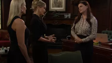 Falda midi de rayas de Tommy Hilfiger llevada por Katie Logan (Heather Tom) como se ve en The Bold and the Beautiful el 24 de noviembre de 2025