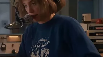 Stranger Things S5 Maya Hawke Jersey con gráficos azul marino usado por Robin Buckley (Maya Hawke) en Stranger Things (T05)