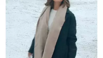 Problèmes de champagne 2025 Manteau en laine vert Minka Kelly porté par Sydney Price (Minka Kelly) à Champagne Problems