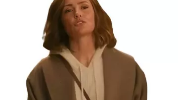 Problèmes de champagne 2025 Manteau marron Minka Kelly porté par Sydney Price (Minka Kelly) dans Champagne Problems