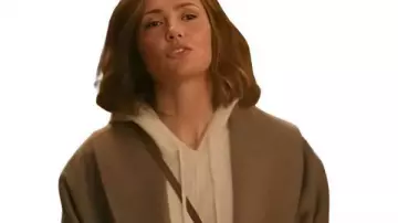 Problèmes de champagne 2025 Manteau marron Minka Kelly porté par Sydney Price (Minka Kelly) dans Champagne Problems