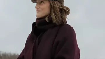 Problèmes de champagne 2025 Trench-coat Minka Kelly Bourgogne porté par Sydney Price (Minka Kelly) dans Champagne Problems