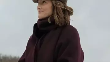 Problèmes de champagne 2025 Trench-coat Minka Kelly Bourgogne porté par Sydney Price (Minka Kelly) dans Champagne Problems