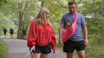 Sweat à capuche Brandy Melville Christy porté par Baylen Dupree tel que vu dans Baylen Out Loud (S02E08)