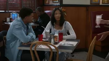 Avec Les Filles Pantalon cargo à jambe large à imprimé floral porté par Jessica (Camryn Jade) tel que vu dans Beyond the Gates (S01E174)