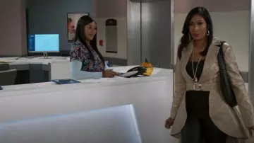 Melie Bianco : Sac à sacs en cuir synthétique Brigitte Oversized Edition porté par (Trisha Mann-Grant) tel que vu dans Beyond the Gates (S01E174)