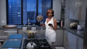 Mini-robe double croisée Balmain Crêpe Halter Double Piton portée par Andrea 'Andi' Barnes (KJ Smith) telle que vue dans Sistas de Tyler Perry (S09E17)