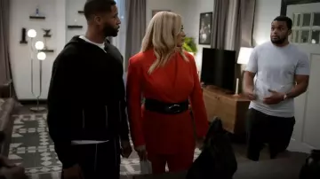 Ceinture à crochet enchevêtré et extensible INC International Concepts portée par Fatima Wilson (Crystal Renee Hayslett) telle que vue dans Sistas de Tyler Perry (S09E17)