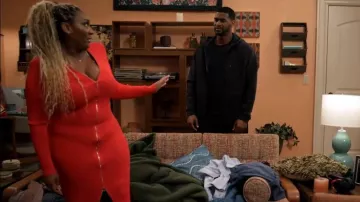 Vestido Midi de manga larga con cremallera delantera y canaladura de DKNY llevado por Daniella 'Danni' King (Mignon Von), tal como se ve en Sistas de Tyler Perry (S09E17)