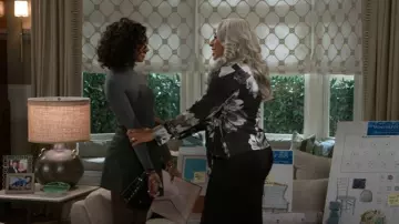 Jupe plissée asymétrique Alice + Olivia Toni portée par Kat Richardson (Colby Muhammad) telle que vue dans Beyond the Gates (S01E175)