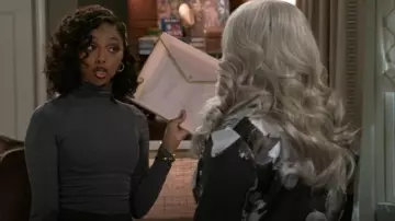 Demarson Mini Astra Hoops portés par Kat Richardson (Colby Muhammad) tels que vus dans Beyond the Gates (S01E175)