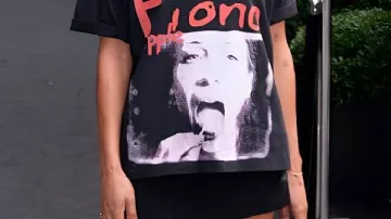 T-shirt noir à motifs porté par Tessa Thompson dans Tessa Thompson met en avant son rôle emblématique de Hedda Gabler dans « Hedda ! » #tessathompson #style #nbc