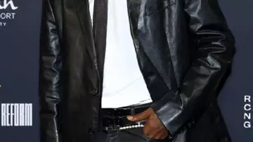 Blazer en cuir porté par Travis Scott dans Jay-Z Rocks : un regard élégant sur le gala de réforme à l’Ocean Resort Casino