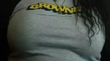 Peacemaker S02 Leota Adebayo Raglan Shirt porté par (Leota Gunn) dans Peacemaker