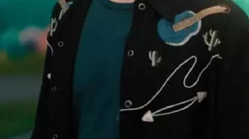 Chemise guitare portée par Sam Riordan (Asa Germann) dans la génération V