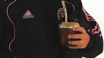 Sweat à capuche de voyage porté par Lionel Messi dans Lionel Messi - Top 30 des buts