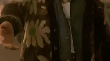 Cárdigan floral que lleva Daniel Kim (Tim Jo) en Reasonable Doubt