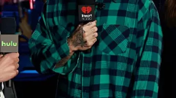 Camisa de cuadros verde usada por (Adam Levine) en los iHeartRadio Music Awards