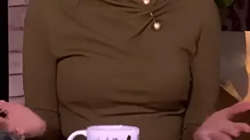 Camiseta verde oliva que lleva Self - Co-presentadora (Sunny Hostin) en The View