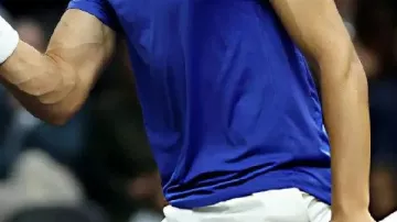 Camiseta azul que lleva Carlos Alcaraz en ATP Jugadores hacen preguntas a Carlos Alcaraz ????